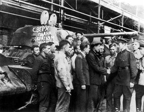 Entrega de tanques a representantes del 10º cuerpo de tanques de voluntarios de los Urales